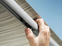 Thule Omnistor 1200 230 Mystic Grey Zakluifel -Thule thuleomnistor1200 buckle3 4 ecommerce 3 2